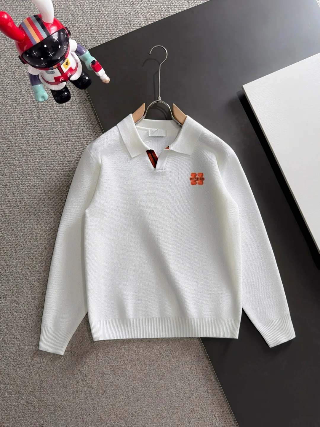 Next day shipment P195 Hermès High Quality 2026 Autumn and Winter latest sweaters from the official website, on sale at the counter at the same time Hot Sale! Specially made of wool blended fabric. It feels comfortable and can be directly in contact with the skin. The logo badge is exquisitely embroidered, which is extremely eye-catching! The details highlight the fashionable charm of big brands. Exquisite workmanship. Three-dimensional cutting style. The wearing effect is invincible and handsome! All three standards are complete! Sizes:M-3XL